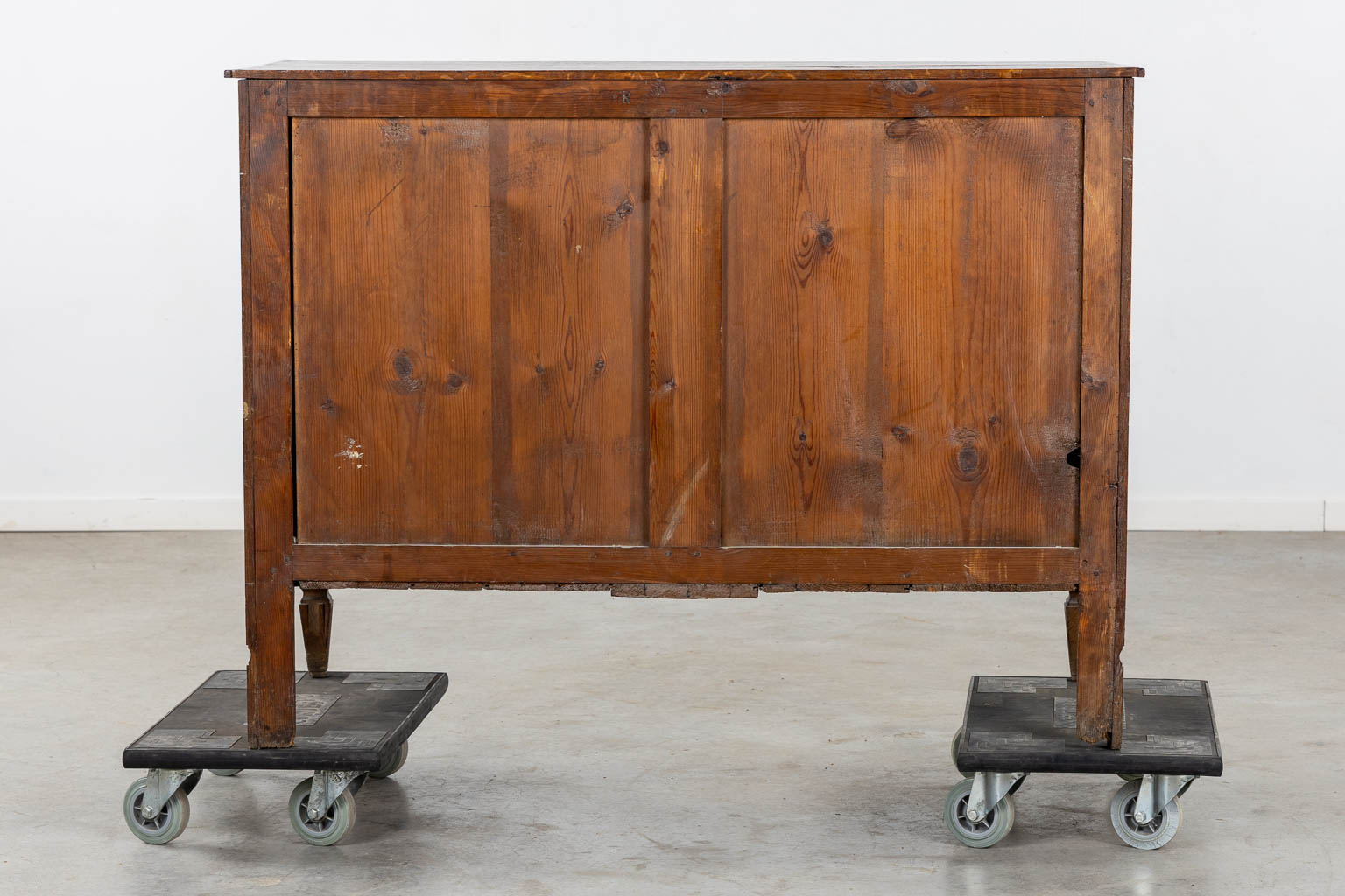 Een commode met 3 lades in Lodewijk XVI. 18de eeuw. (L:57 x W:123 x H:93 cm)