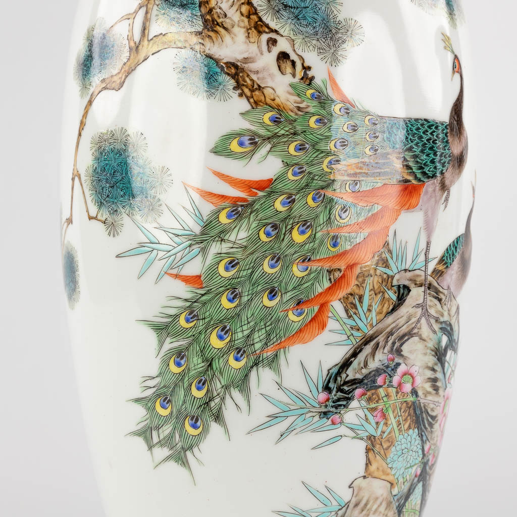 A pair of Chinese vases decorated with peacocks, 20th C. (H:61 x D:25 cm)