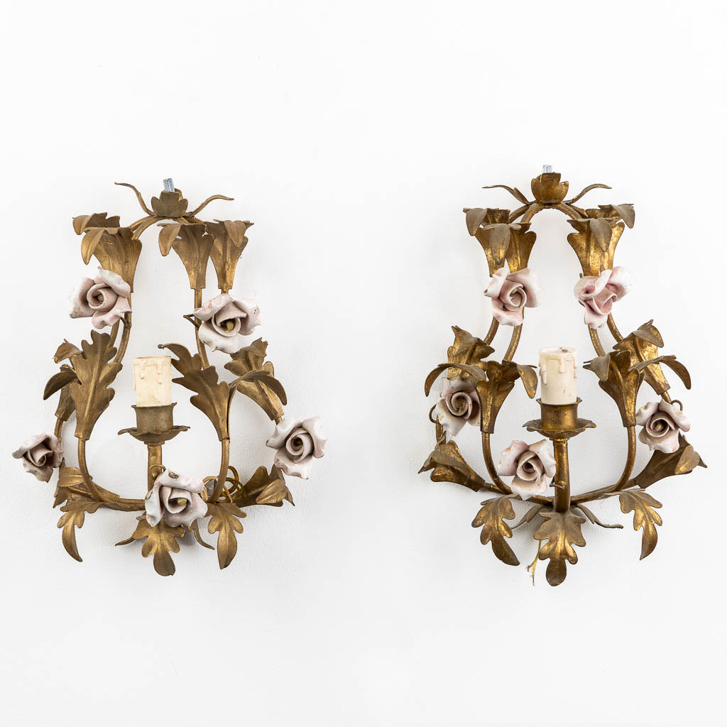 A pair of decorative wall lamps, gilt metal and faience flowers. (W:21 x H:32 cm)