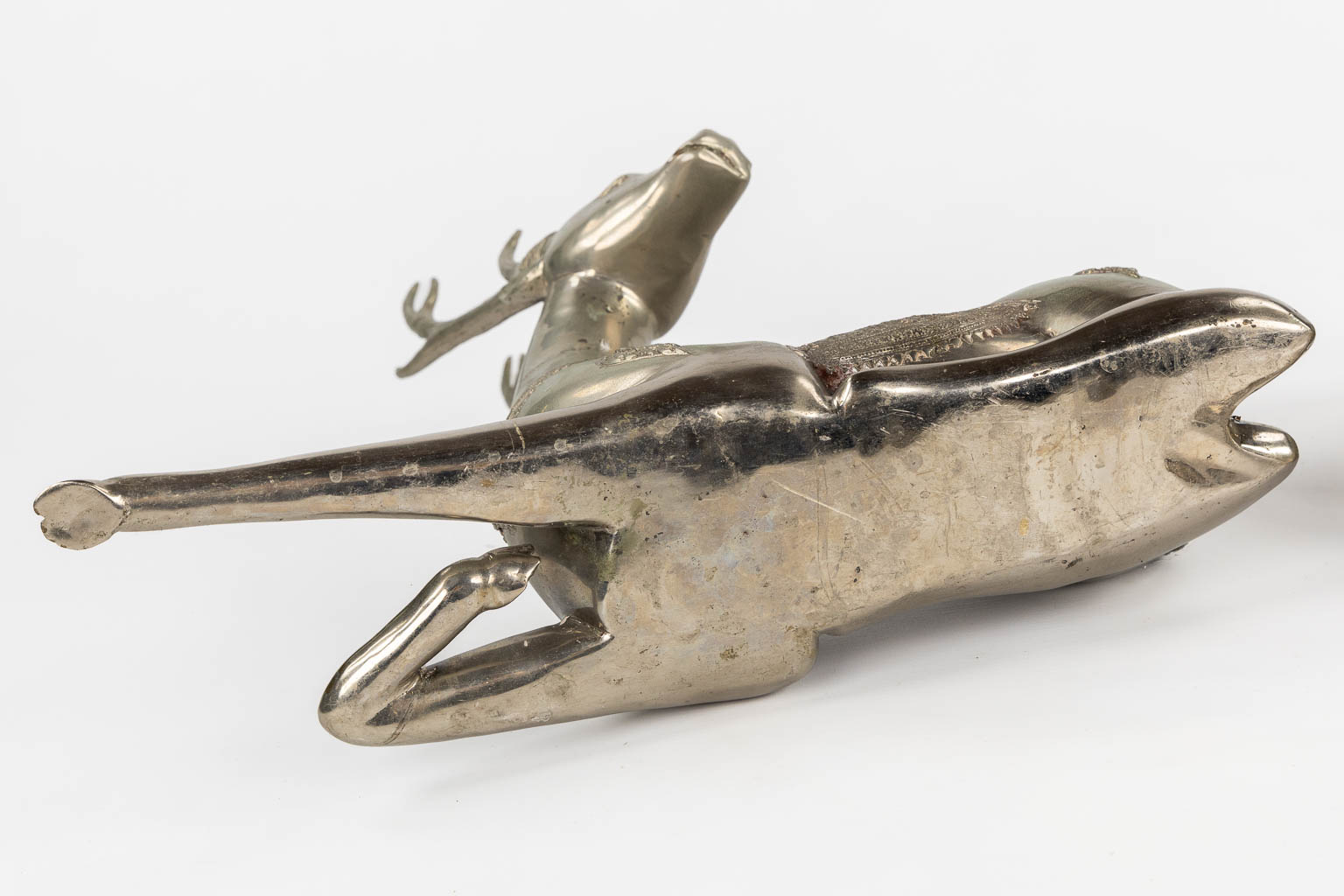 A pair of resting Temple Deer, silver-plated bronze. Circa 1970. (L:22 x W:51 x H:51 cm)