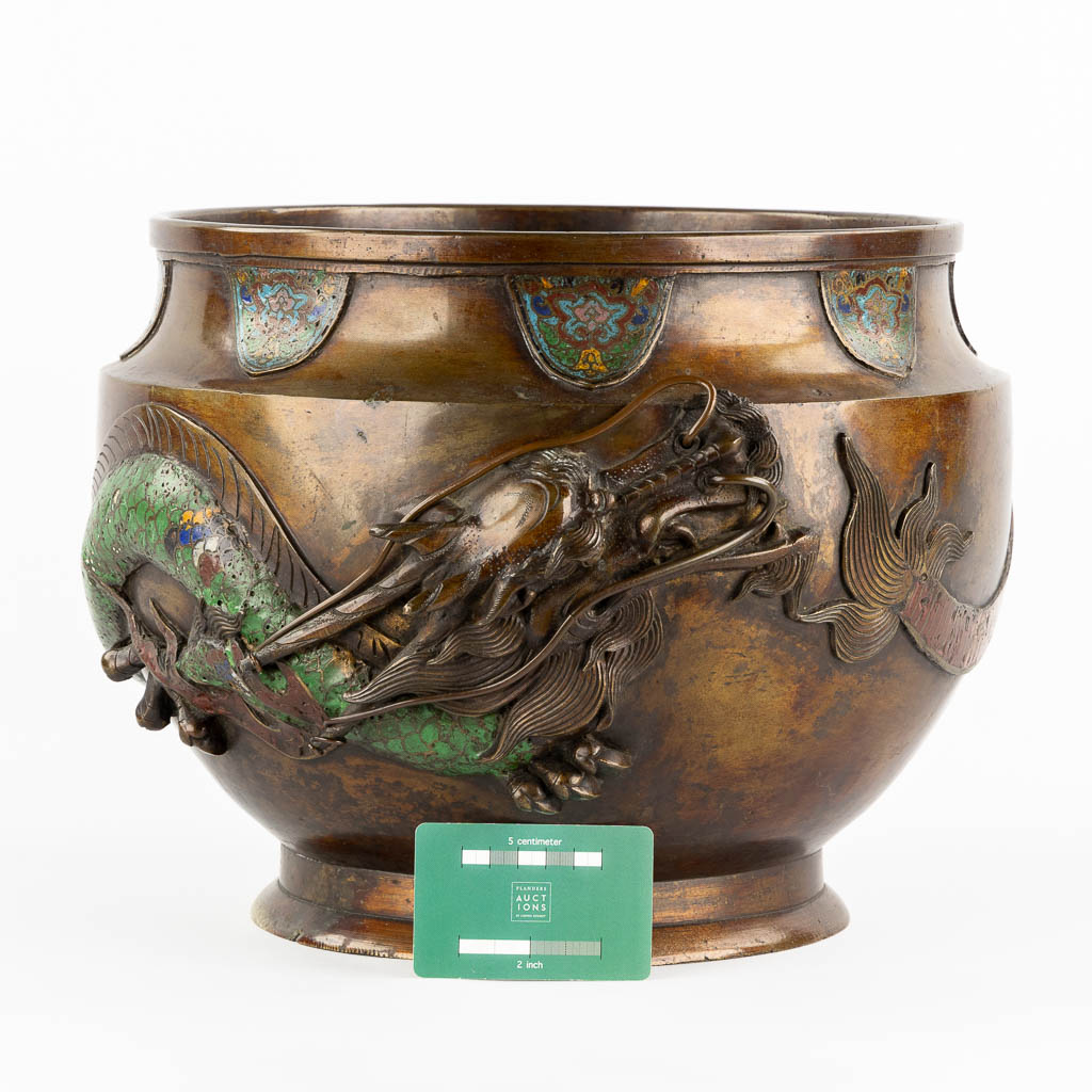 Een Jardinière of Cache-pot, Relief drakendecor en afgewerkt met Champslevé email. (H:27 x D:38 cm)