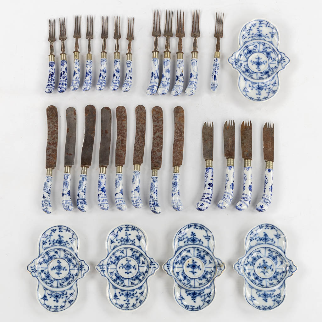 A collection of knives, forks and plates, Zwiebelmunster decor. 19th C. (L:13 x W:18 cm)