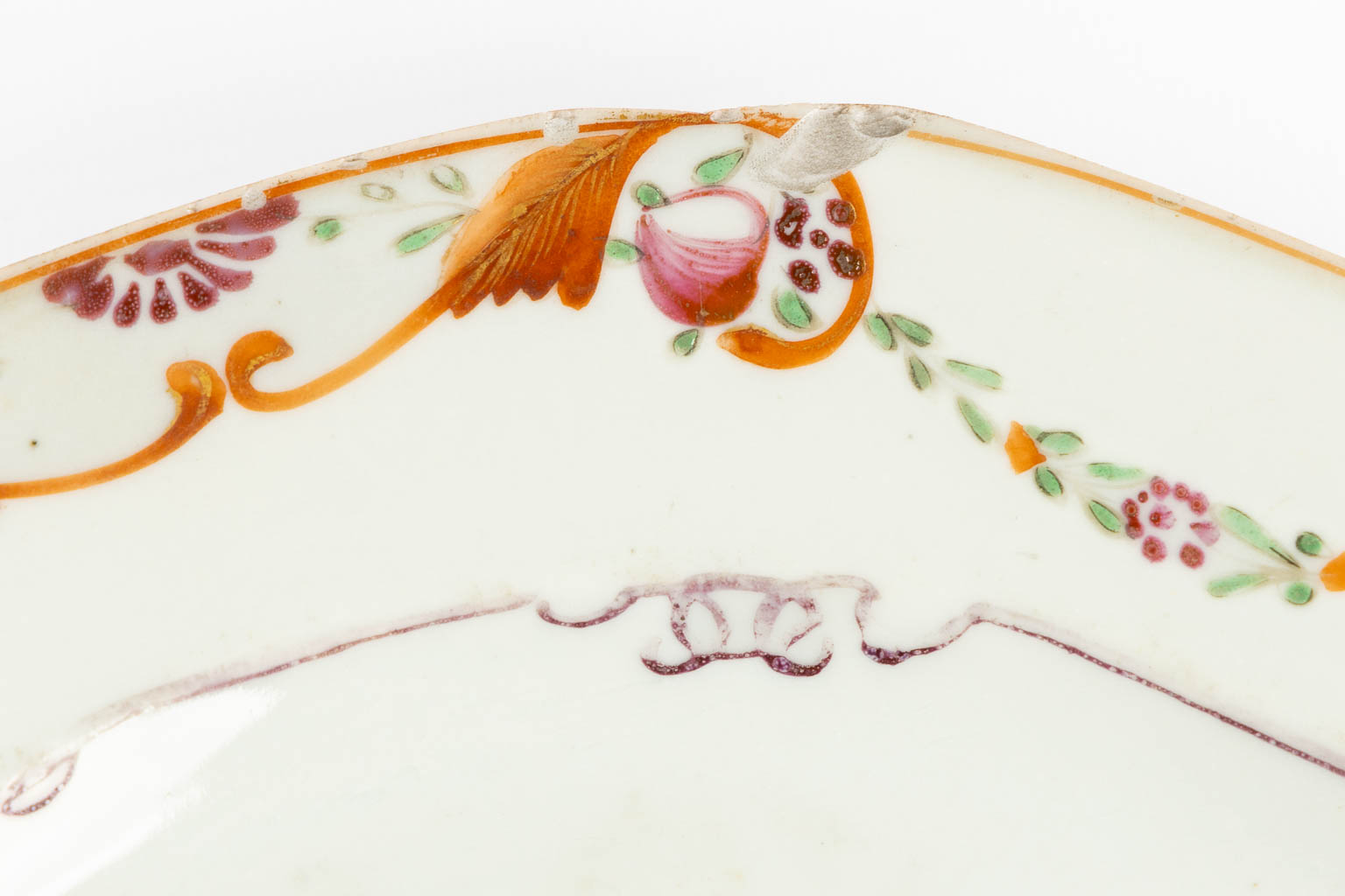 Compagnie Des Indes, A large platter and 12 plates. Qianlong, 18th C. (L:28,5 x W:37 cm)