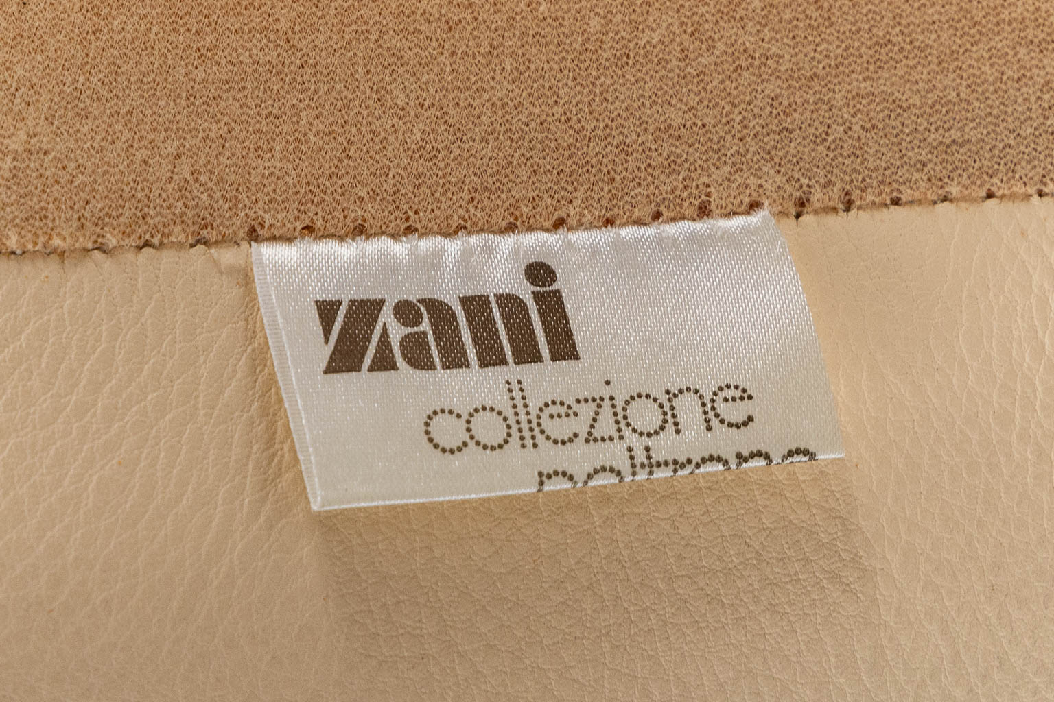 Zani Collection, Italië. Een leder en verguld metalen salon. (L:110 x W:175 x H:83 cm)