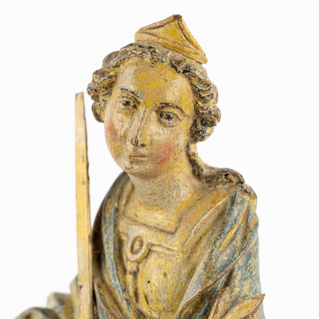 Heilige Catherine, een antieke houtsculptuur, waarschijnlijk 18de eeuw. (L:8 x W:13 x H:32 cm)