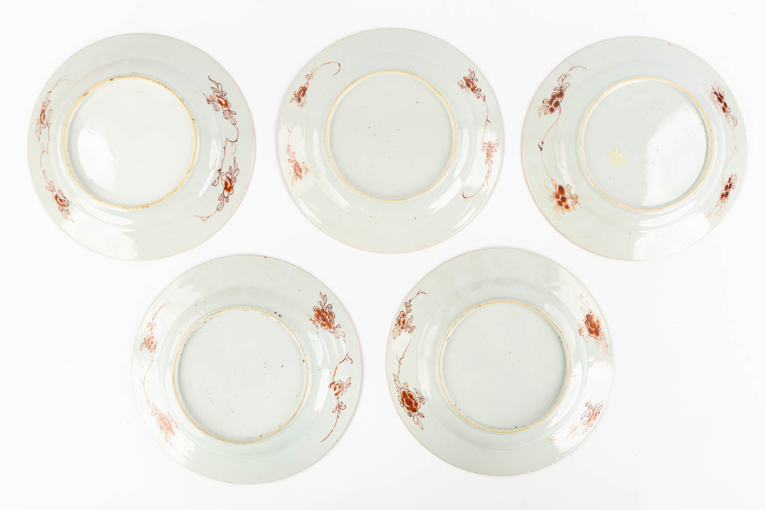 Five Chinese Famille Rose plates with blossoms and flowers. (D:23 cm)