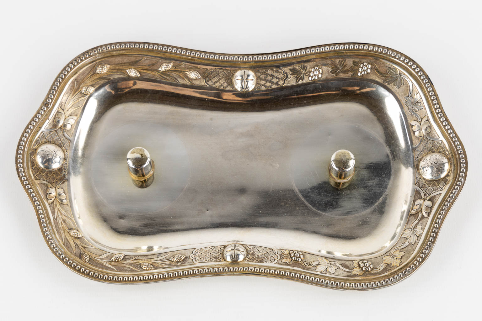 Joseph Dejean, Paris, a pair of wine and water cruets, silver, 1846-1865. 650g. (L:15 x W:26 x H:15 cm)