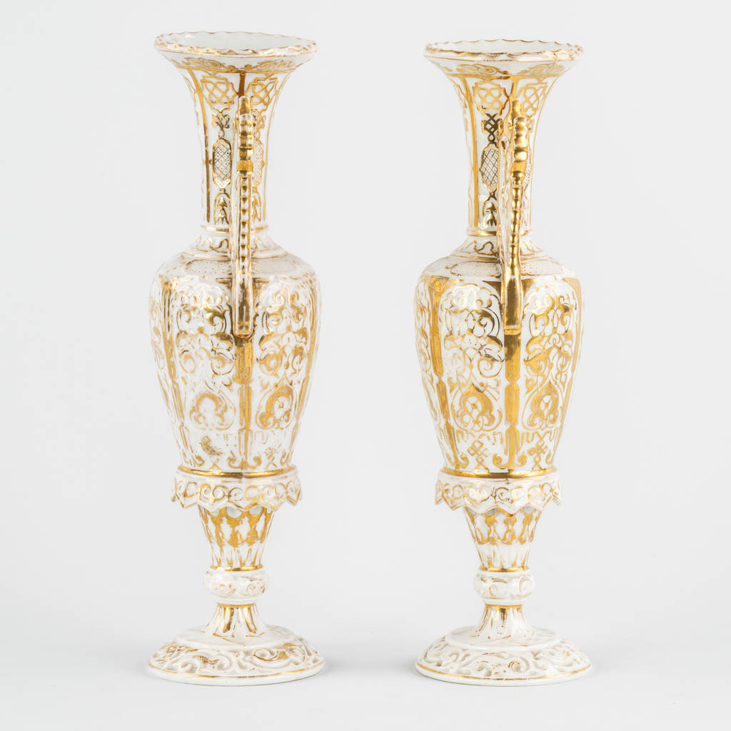 Two pairs of Vieux Paris vases one with ajoured handles, gilt porcelain. 19th C. 