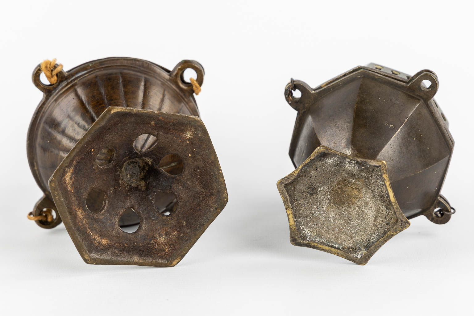 Two Gothic brass inscence burners, Flanders, 15th/16th C. (H:21 x D:13 cm)