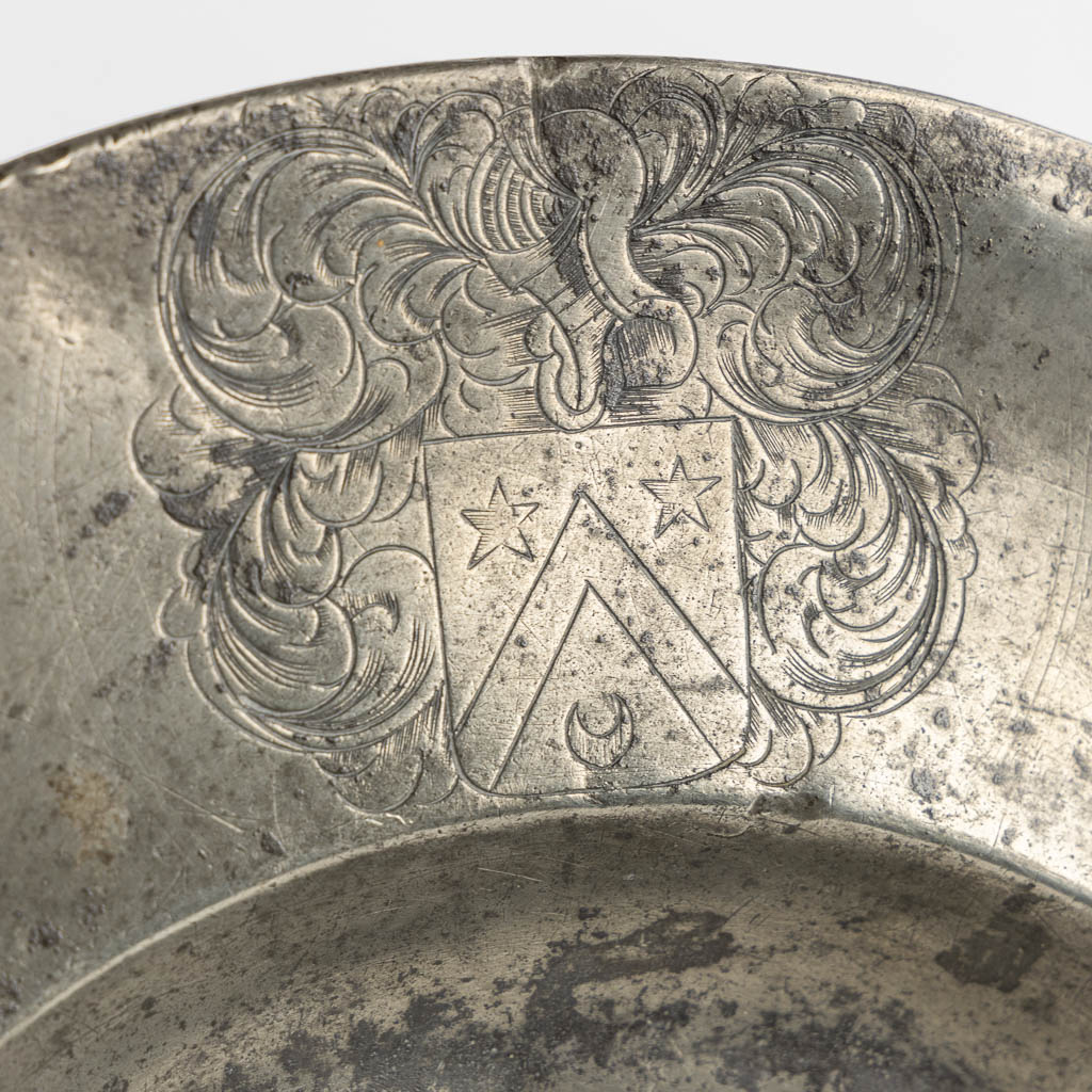 An antique tin/pewter plate, Cardinal hat model, engraved heraldic iamge, Lyon, France, 17th C. (D:33,5 cm)