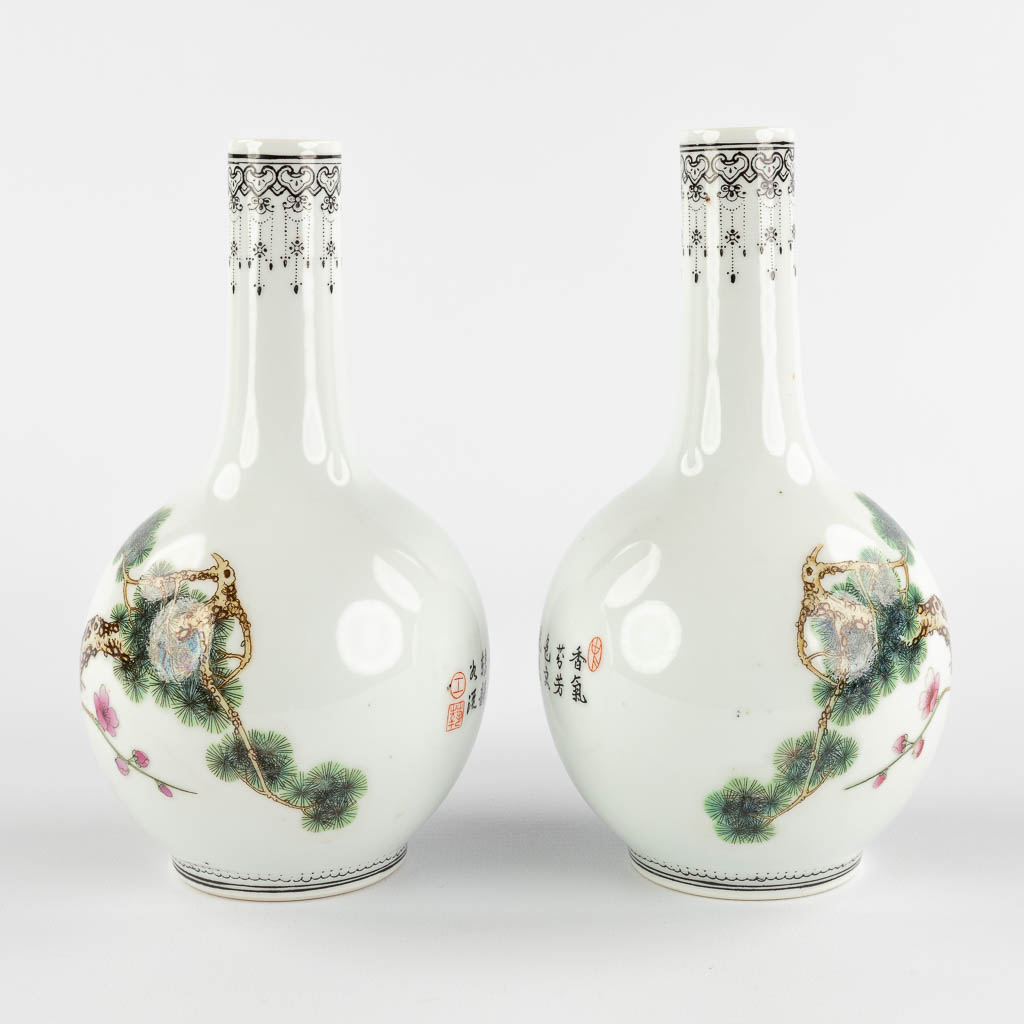 A pair of Chinese vases decorated with peacocks, 20th C. (H:19,5 x D:10,5 cm)