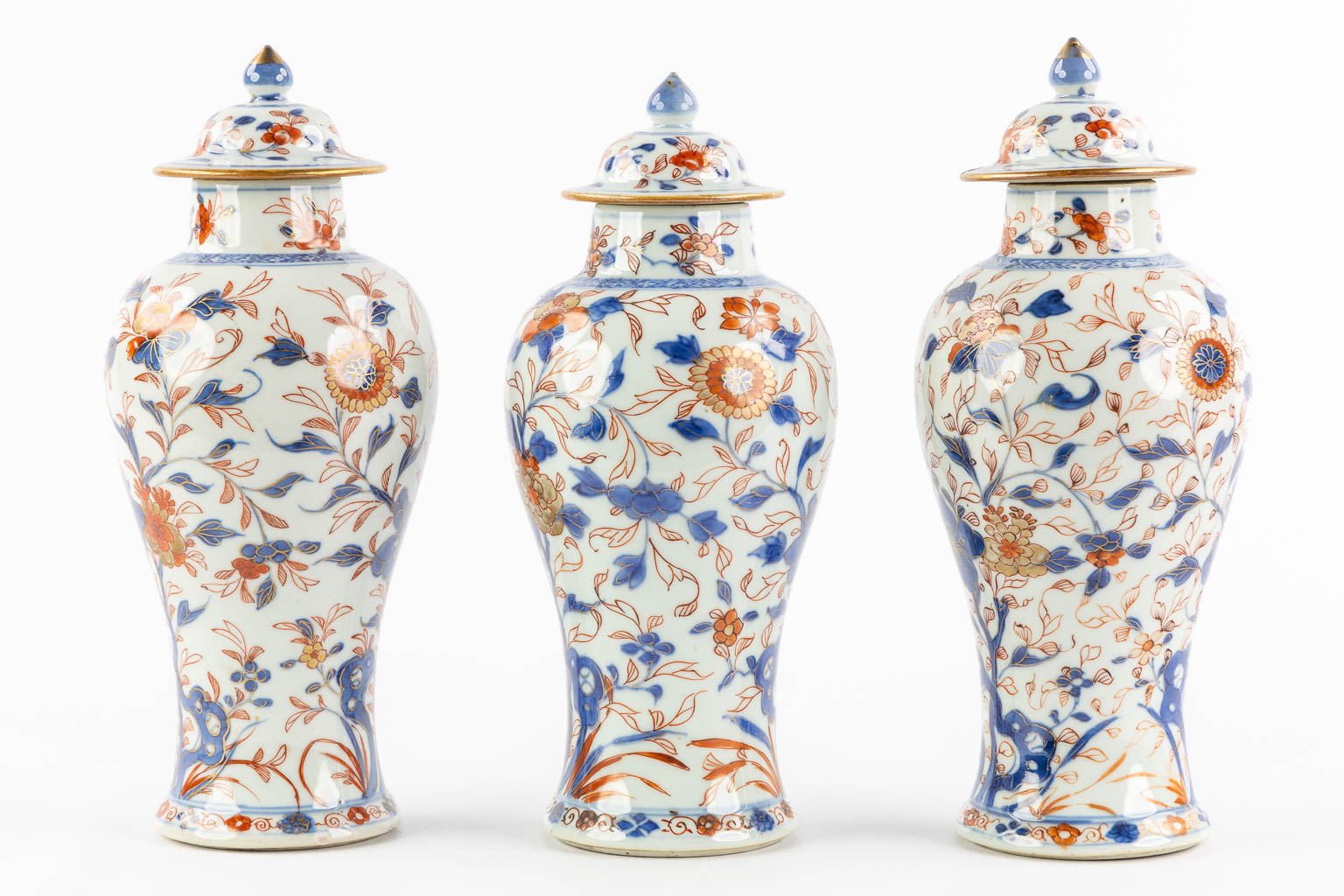 Three Chinese Imari style vases with a lid and floral decor, Kangxi. (H:27 x D:11 cm)