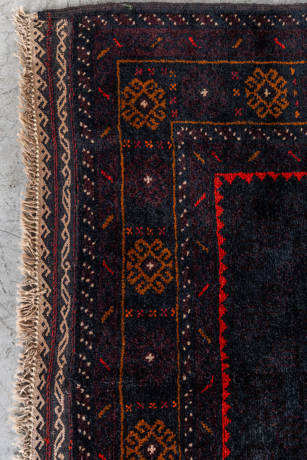 Twee Oosterse handgeknoopte tapijten, Afghan. (L:205 x W:119 cm)