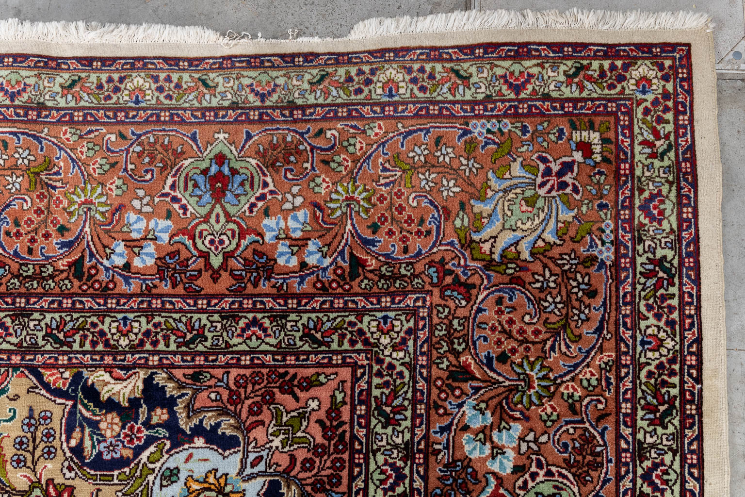 A large Oriental hand-made karpet, Keshan/Kashan. (L:389 x W:300 cm)