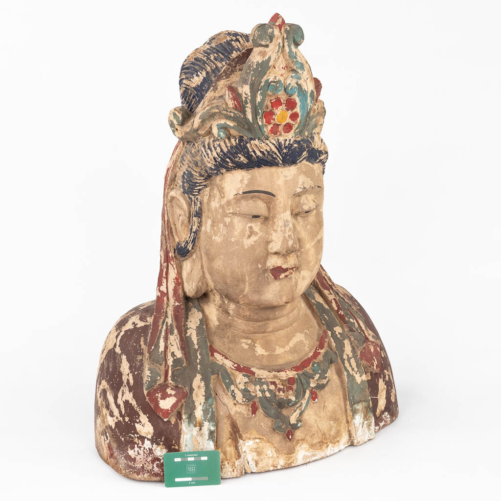 Een grote en antieke houtgesculpteerde buste van Guanyin. (L:28 x W:50 x H:69 cm)