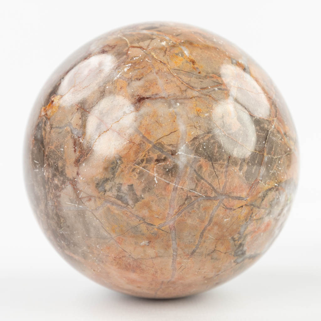 A set of 4 balls made of natural stone and marble. 20th C.  (D:9 cm)