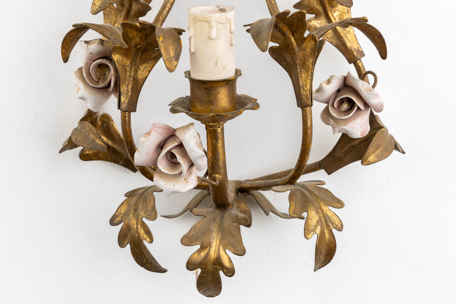 A pair of decorative wall lamps, gilt metal and faience flowers. (W:21 x H:32 cm)