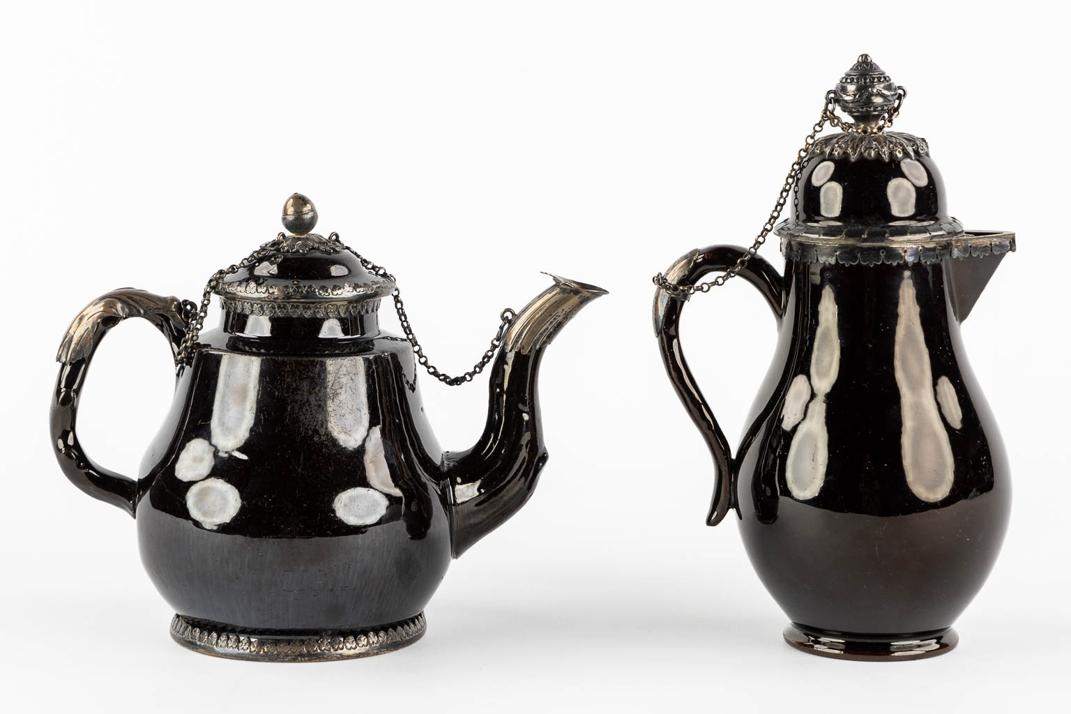 A pair of glazed faience and silver-mounted coffee and teapots, Namur, 18th C. (L:9,5 x W:13 x H:21 cm)