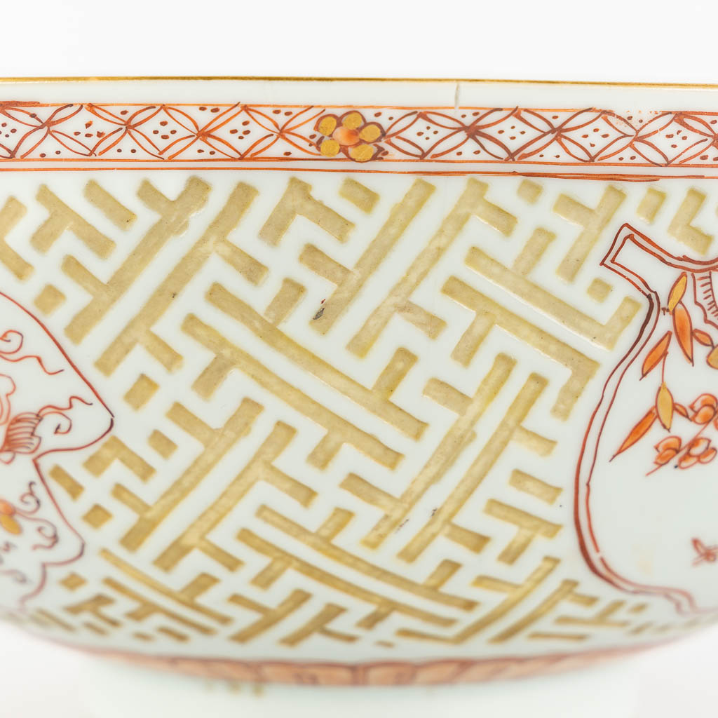 Een Chinese rood en gouden schaal met relief en bloemendecor. 18de eeuw. (H:9,5 x D:21 cm)