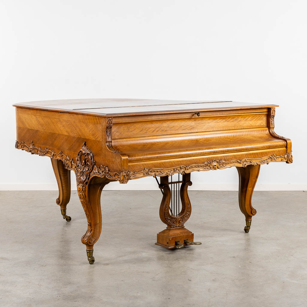 Pleyel, een vleugelpiano, gesculpteerd hout in Lodewijk XV stijl. 1913. (L:164 x W:153 x H:98 cm)