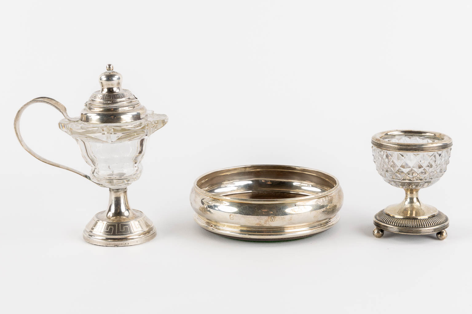 A large collection of silver and glass items, picture frames, serving ware and table accessories. 19th and 20th C. (H:28,5 cm)