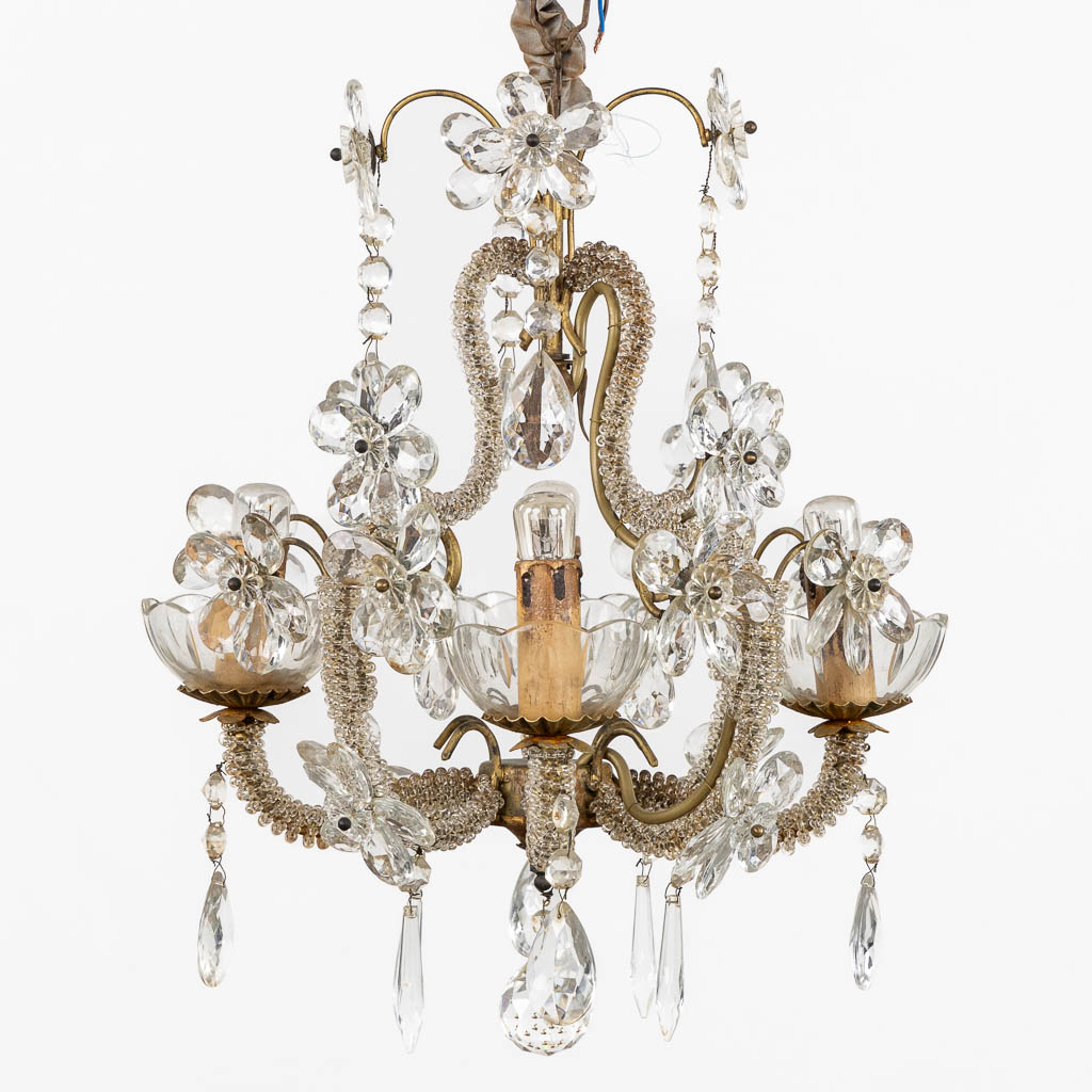 An attractive chandelier with glass flowers. (H:50 x D:36 cm)