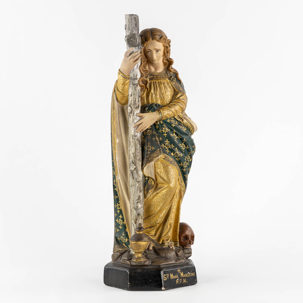 Heilige Maria Magdalena, polychroom gips. Circa 1900. (W:16 x H:49 cm)