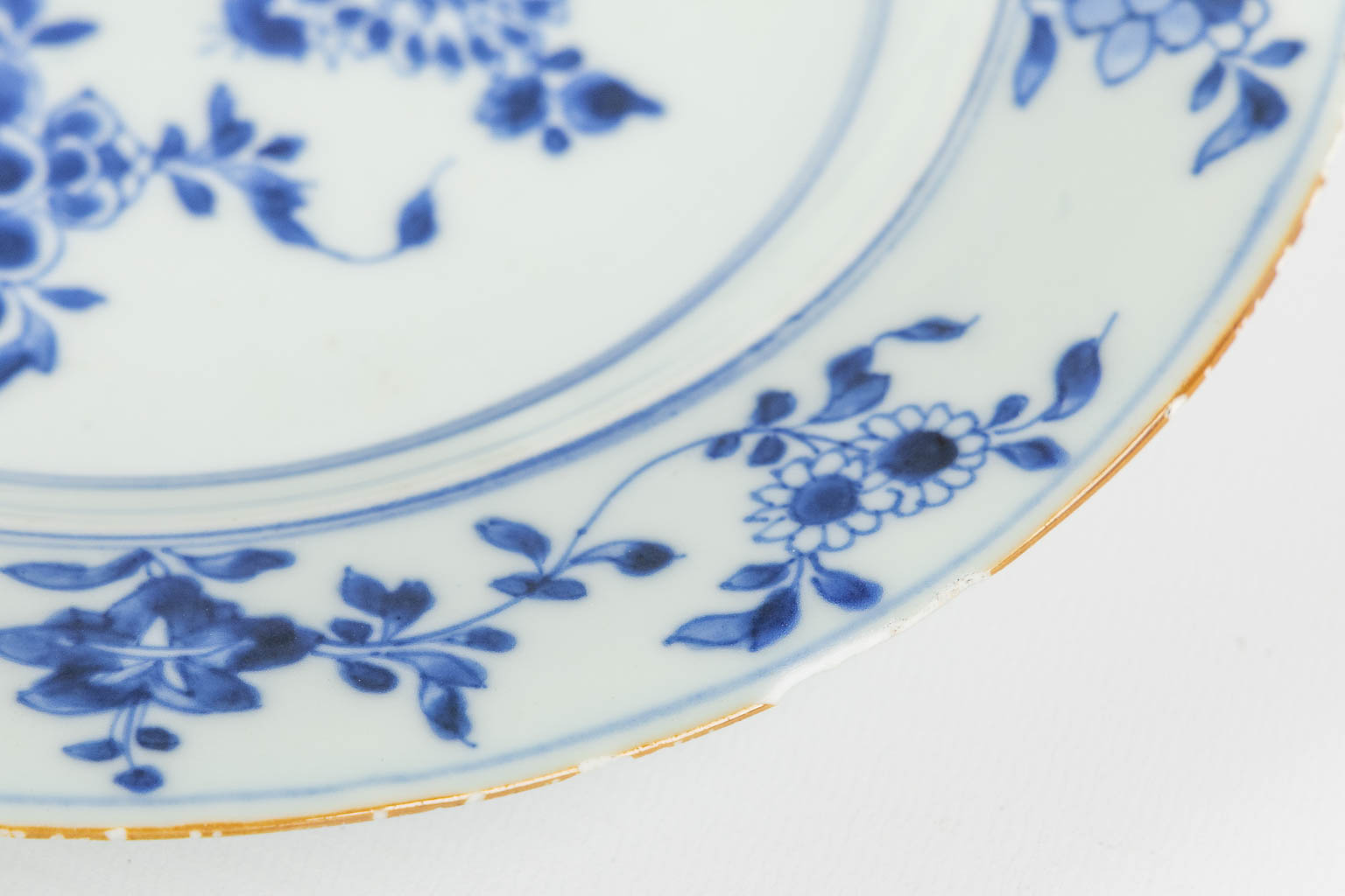 A large collection of Chinese and Japanes porcelain, Imari, Blue-white and Famille Rose. (D:23,5 cm)