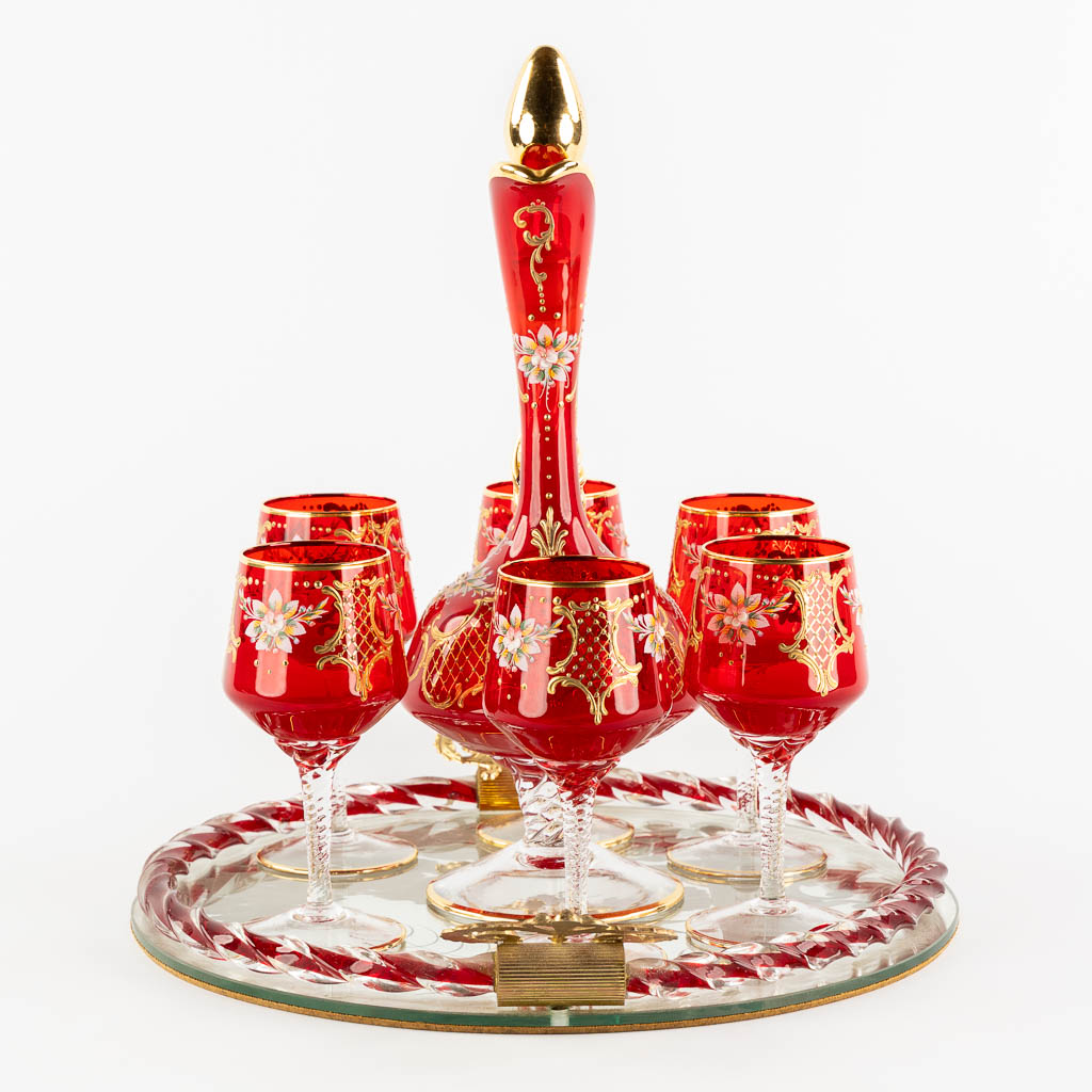 A carafe with 6 matching glasses on a serving platter, Murano, Italy. (H:38 x D:43 cm)