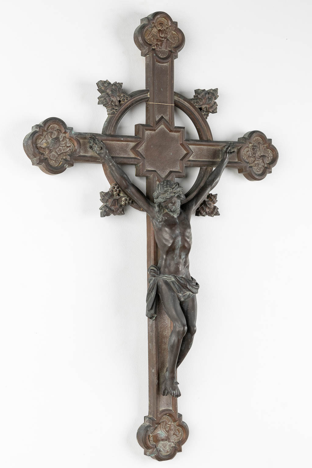 Een grote Crucifix met afbeeldingen van de 4 evangelisten, repousse koper op hout. (W:57 x H:90 cm)