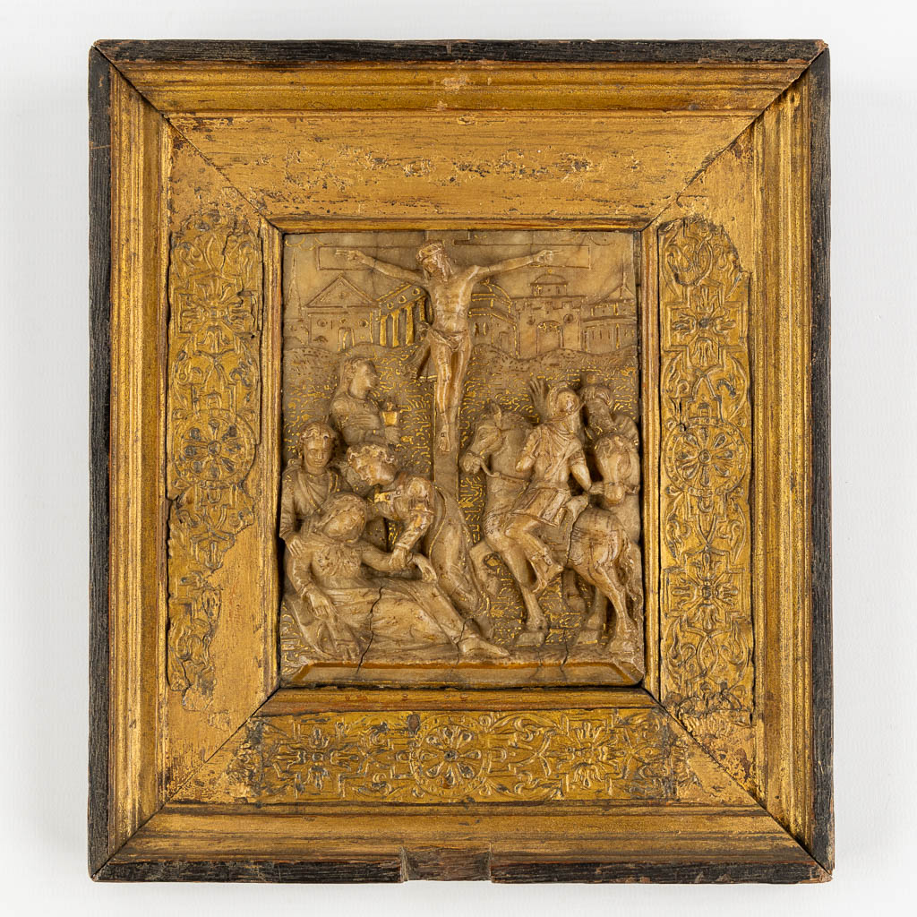 An alabaster sculptured relief, Malines, 17th C. Partially gilt, Calvary. (W:10 x H:12 cm)