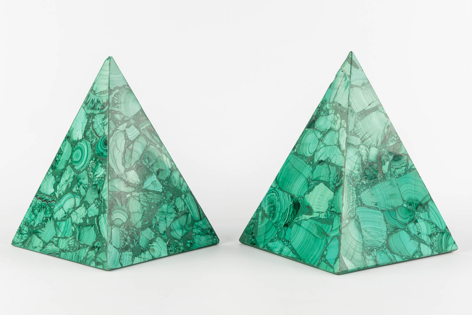 A pair of decorative Malachite pyramides. 20th C. (L:16 x W:16 x H:20,5 cm)