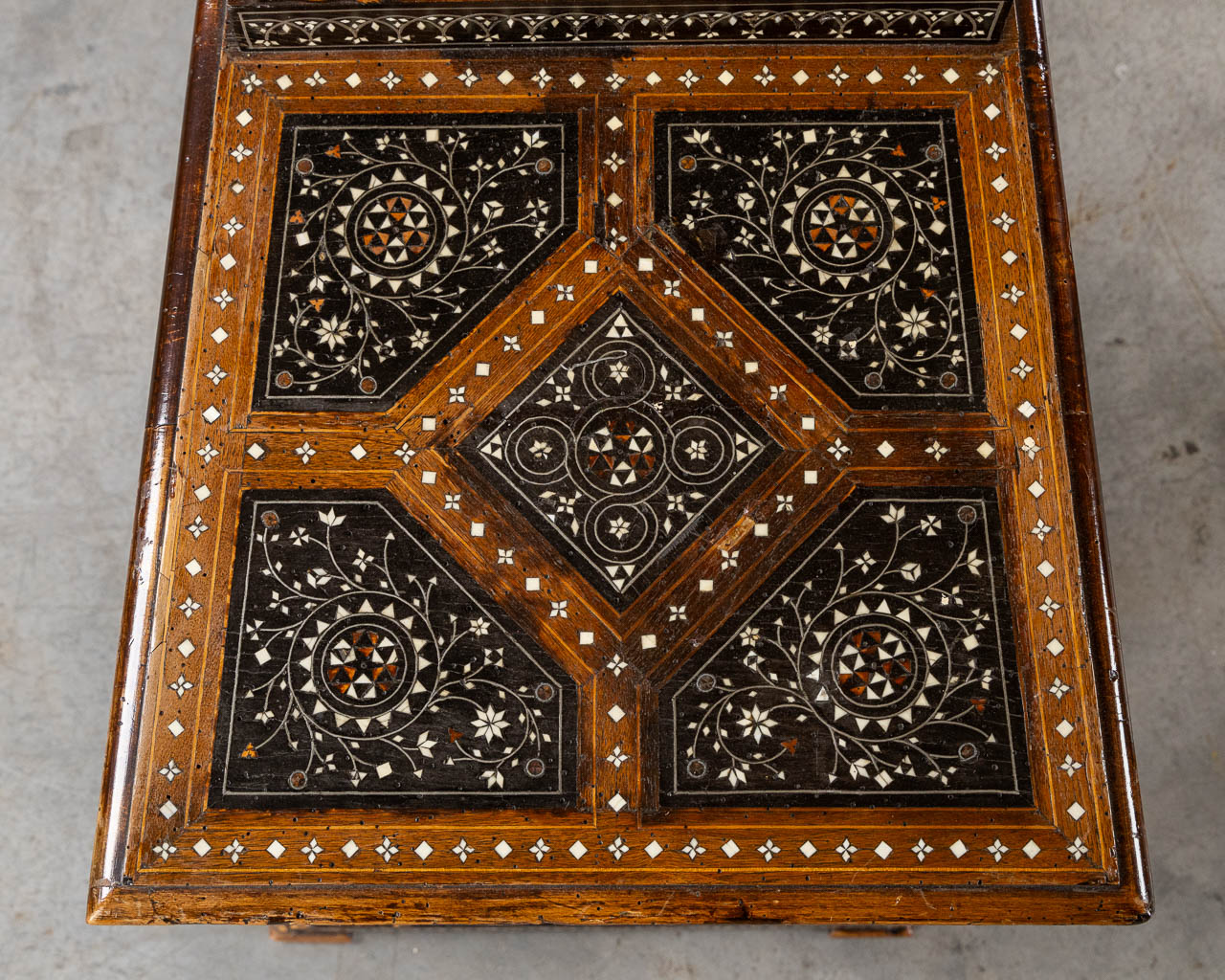 Een Syrische tafel met twee bijhorende stoelen, Marqueterie en koper inleg, 19de eeuw. (L:87 x W:121 x H:80 cm)