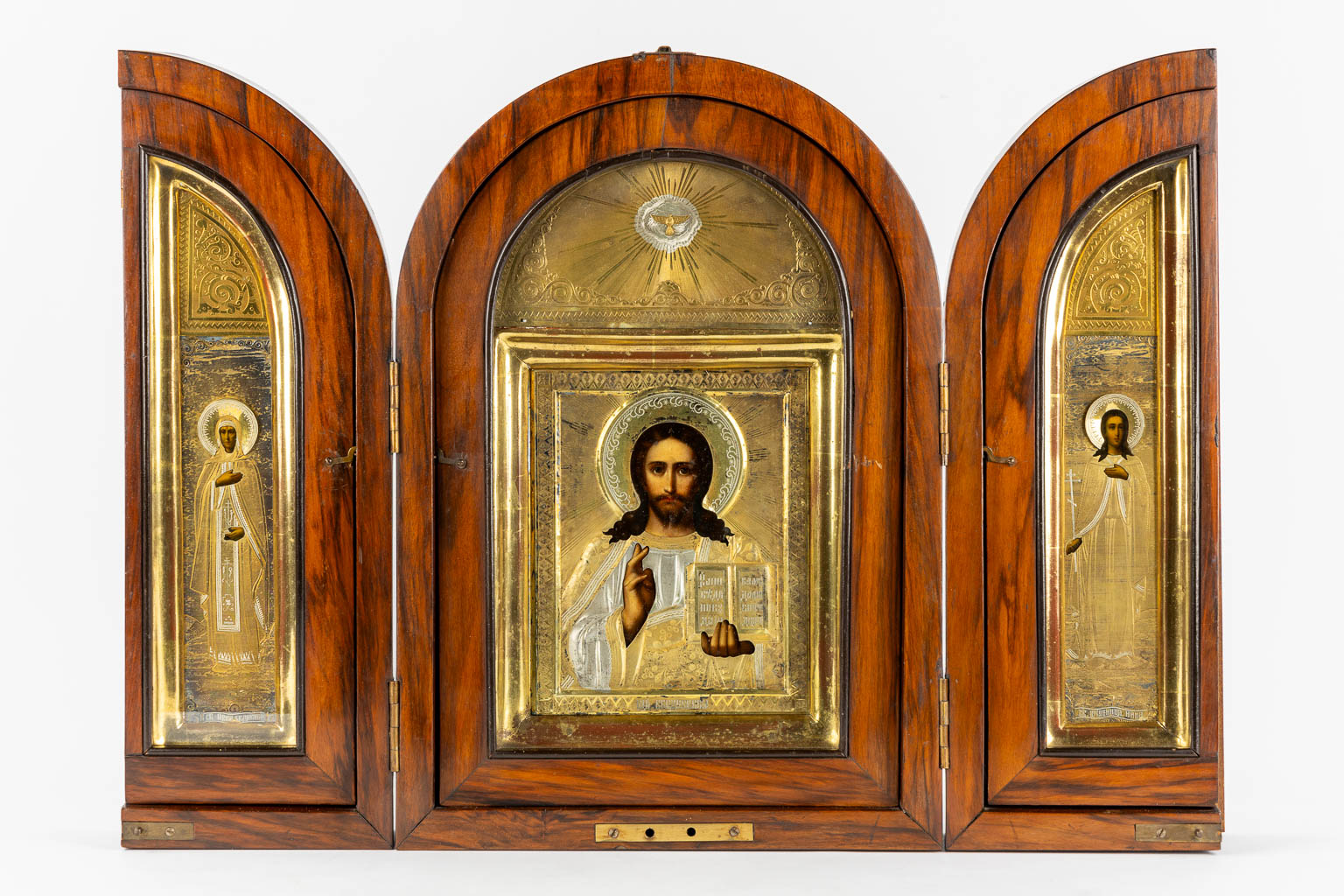 Een Russisch Triptiek icoon, Christus Pantocrator en twee heiligen, Vermeil Rizza, mahonie. Circa 1900. (L:7,5 x W:66 x H:48 cm)