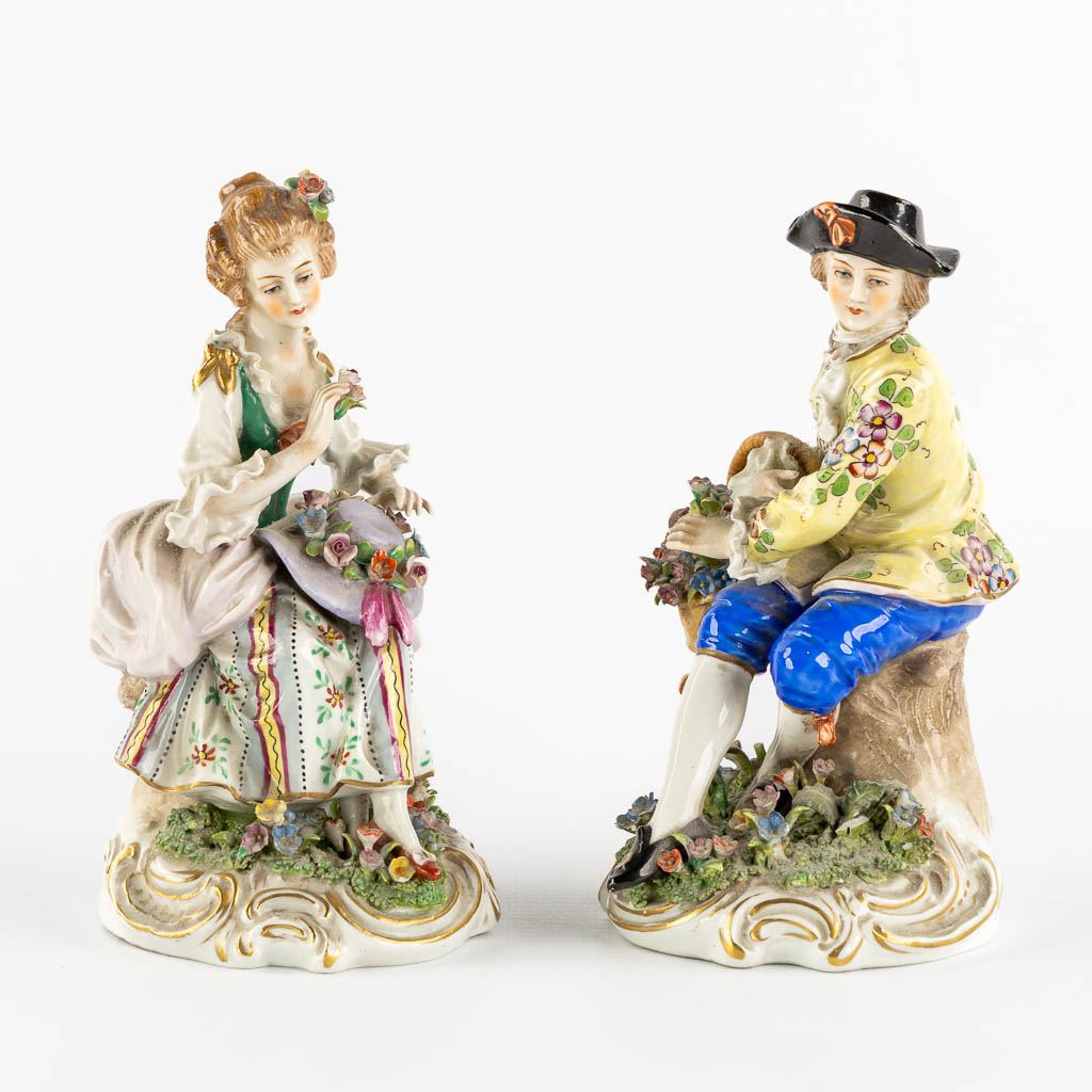 A pair of hand-painted porcelain figurines, Plaue, Saxony Germany. (H:13,5 cm)