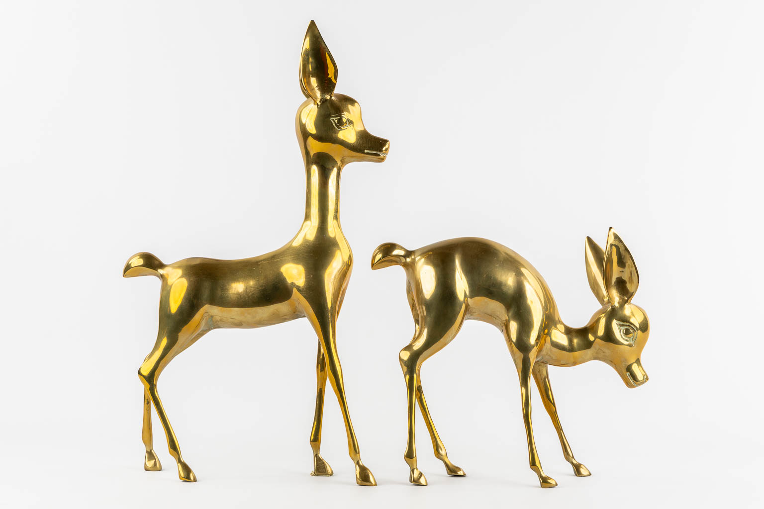 A pair of brass deer, Hollywood Regency style. (W:56 x H:33 cm)