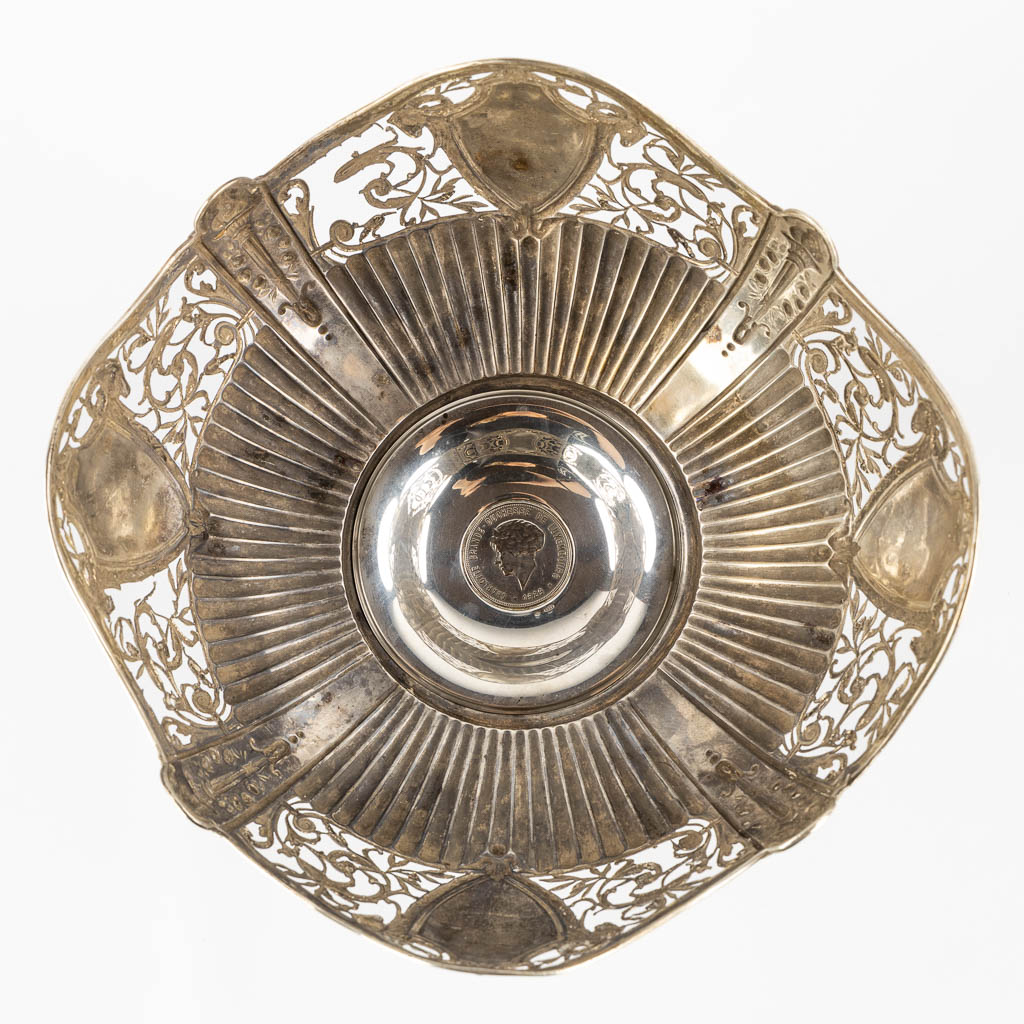 Een zilver schaal en vaasje, brutogewicht: 505g. (H:17 x D:22 cm)