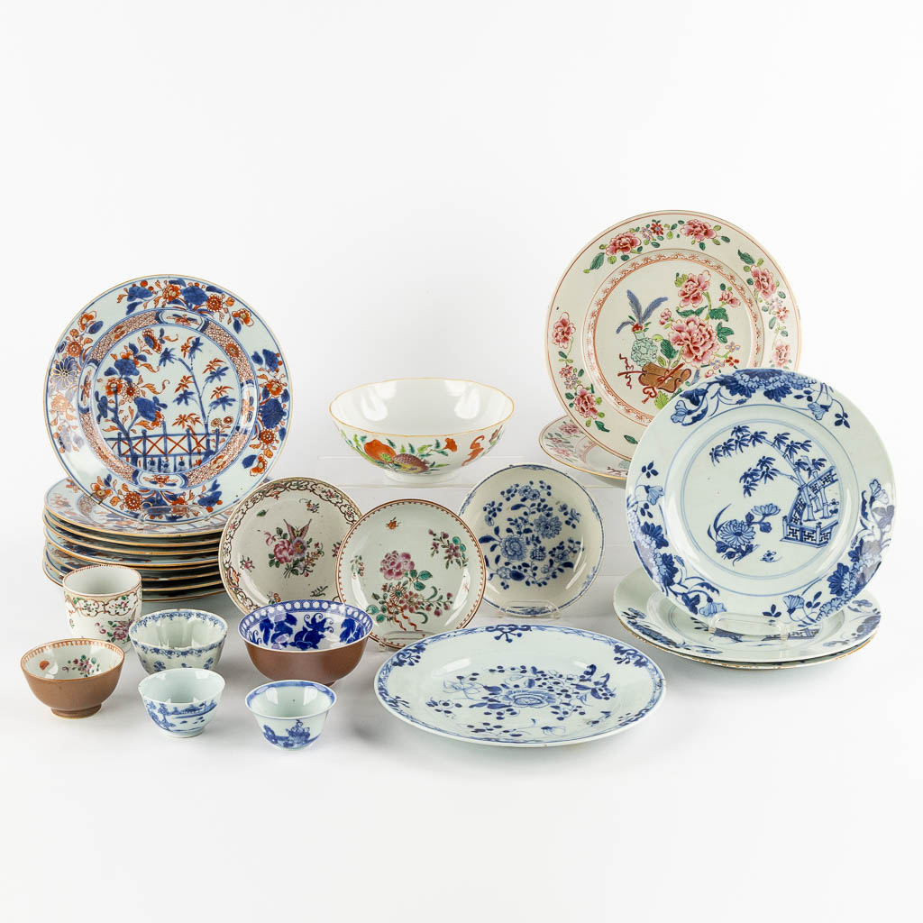 Een collectie Chinees en Japans porselein, Imari, Blauw-wit en Famille Rose. (D:23,5 cm)