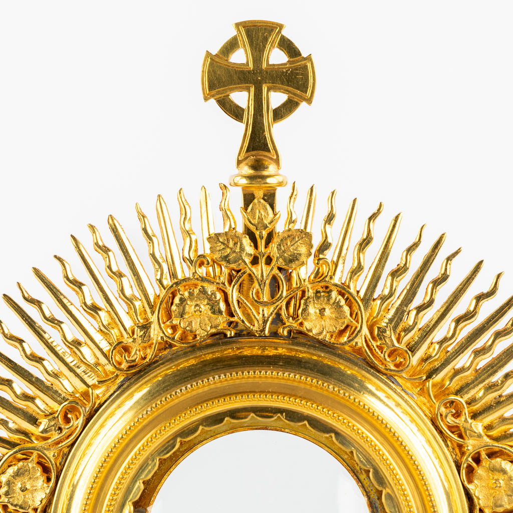 A gilt brass sunburst monstrance, 20th C. (W:20 x H:40 cm)