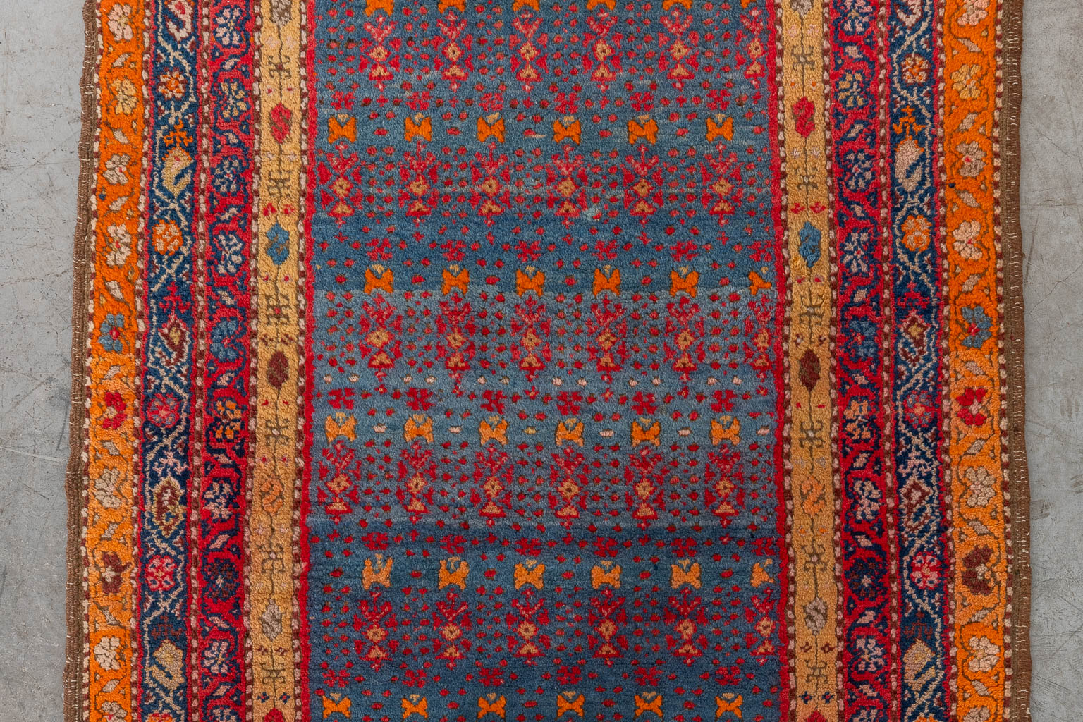 A hand-made runner. (D:377 x W:100 cm)