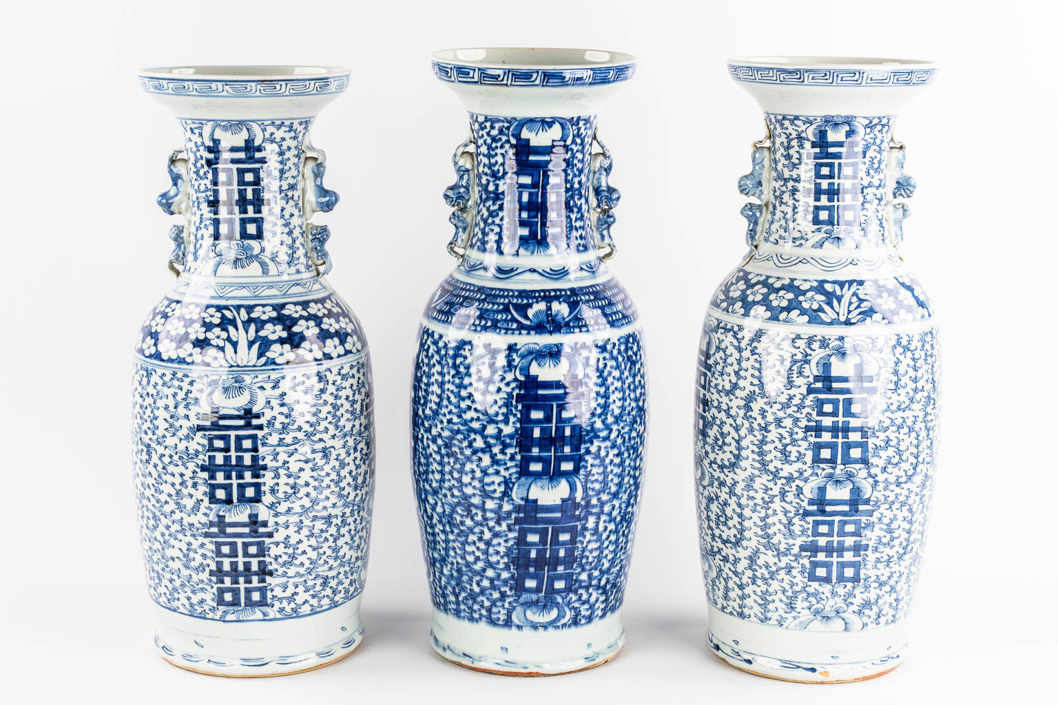 Drie Chinese vazen met een blauw-wit decor en symbolen van geluk. 19de/20ste eeuw.