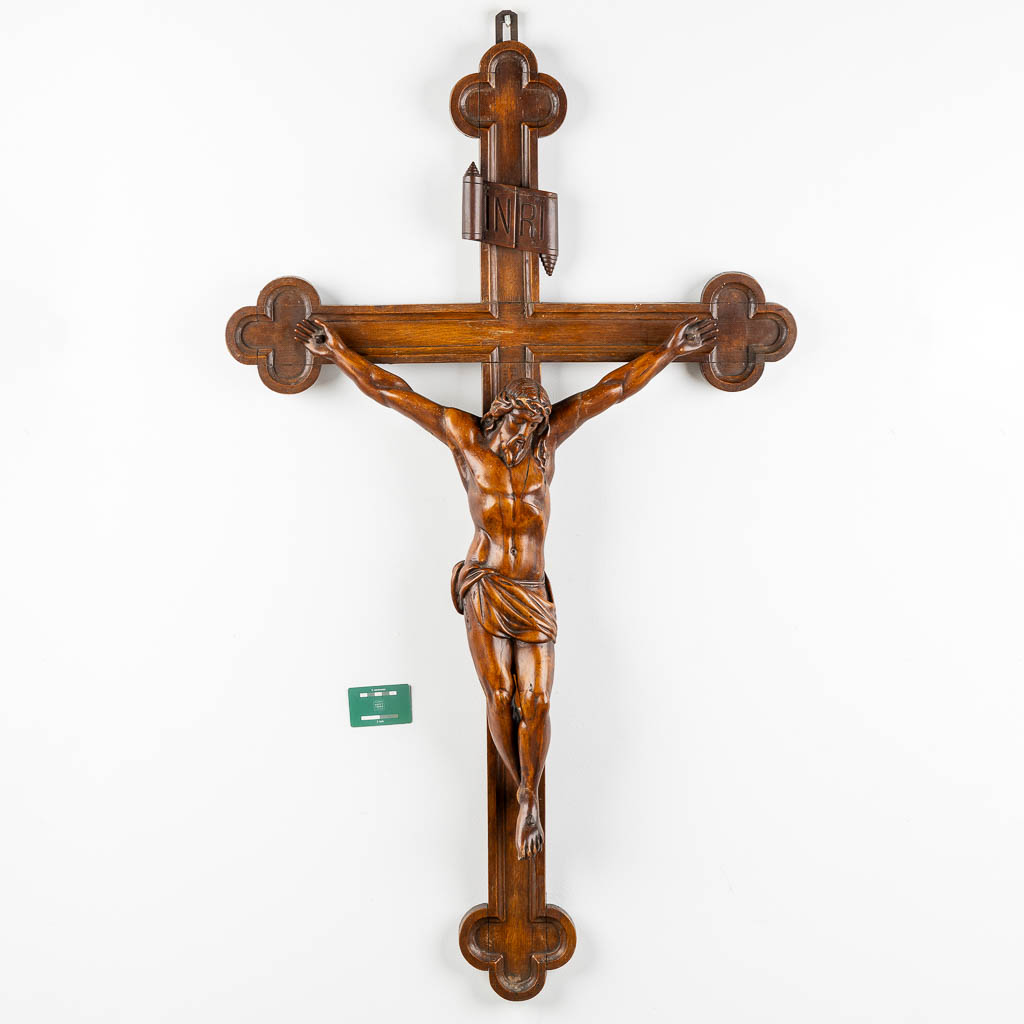 Een grote crucifix met Corpus Christi, houtgesculpteerd. 19de eeuw. (W:78 x H:130 cm)