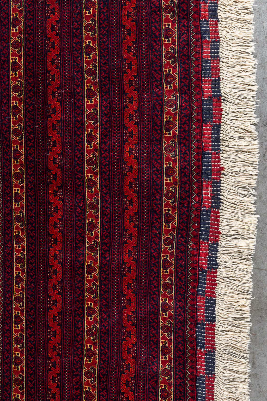 Een Oosters handgeknoopt tapijt, Afghan. (L:286 x W:197 cm)