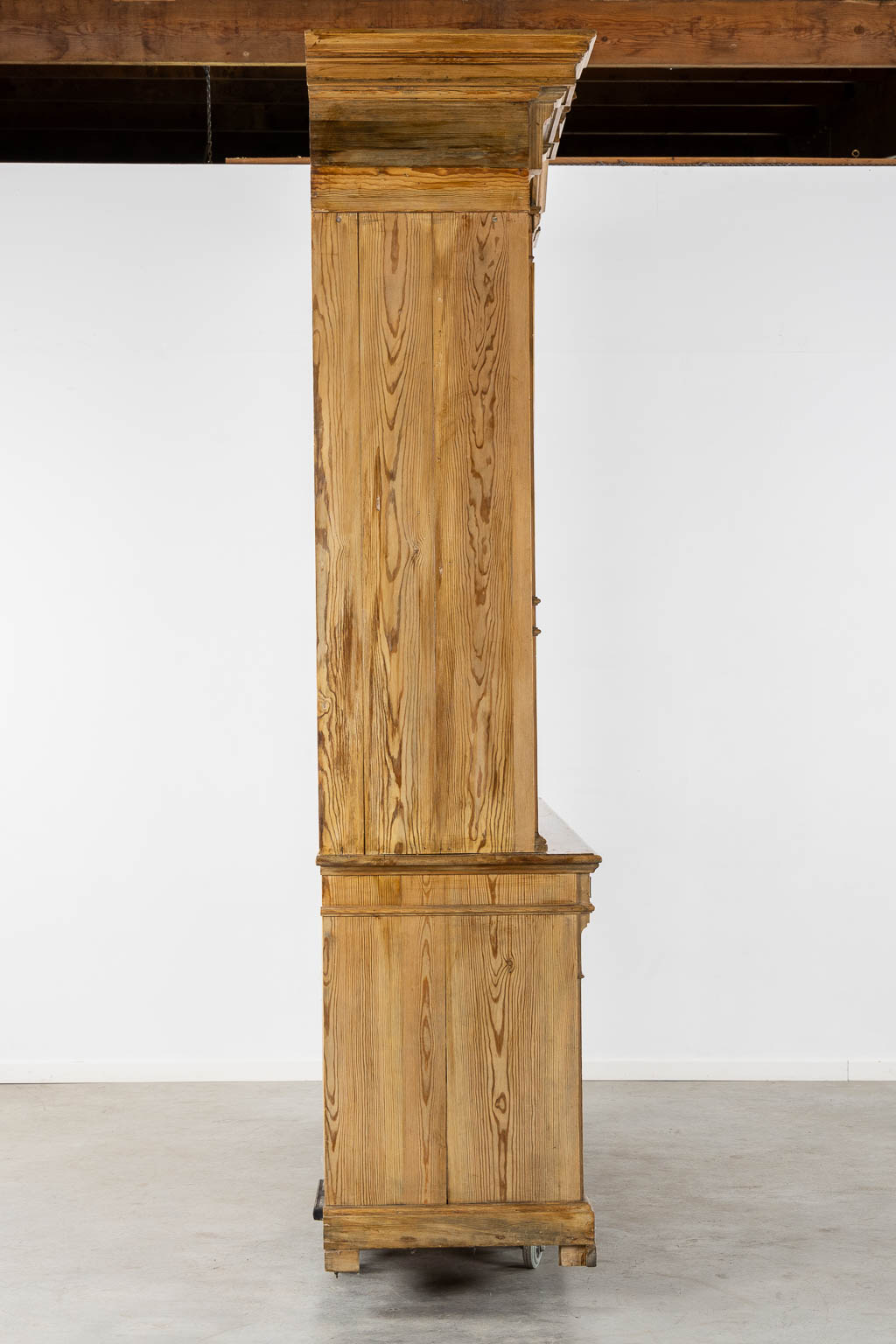 Een grote winkel vitrinekast, Pine, Neoklassiek, 19de eeuw. (L:60 x W:260 x H:288 cm)