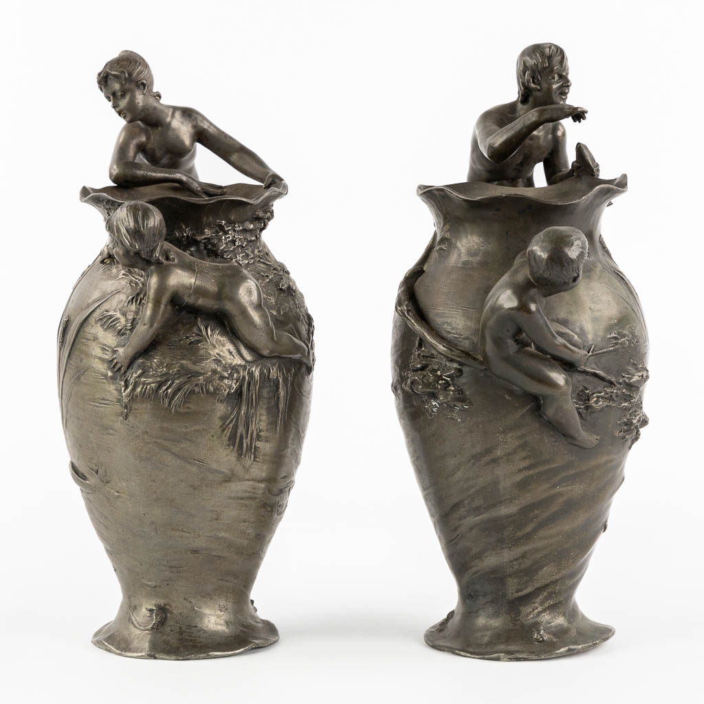 WMF, een paar vazen met spelende kinderen, Zeemeermin en Faun, Art Nouveau, circa 1900. (L:13 x W:17 x H:29,5 cm)