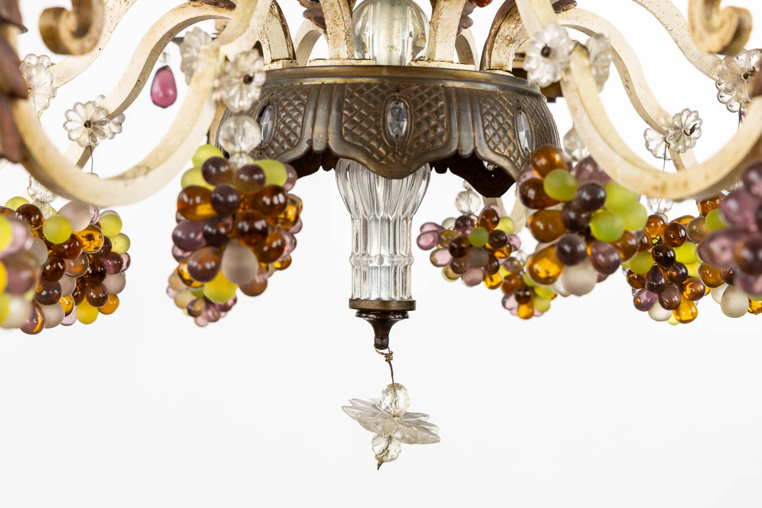 A decorative chandelier with coloured glass in the shape of fruits. (H:80 x D:75 cm)