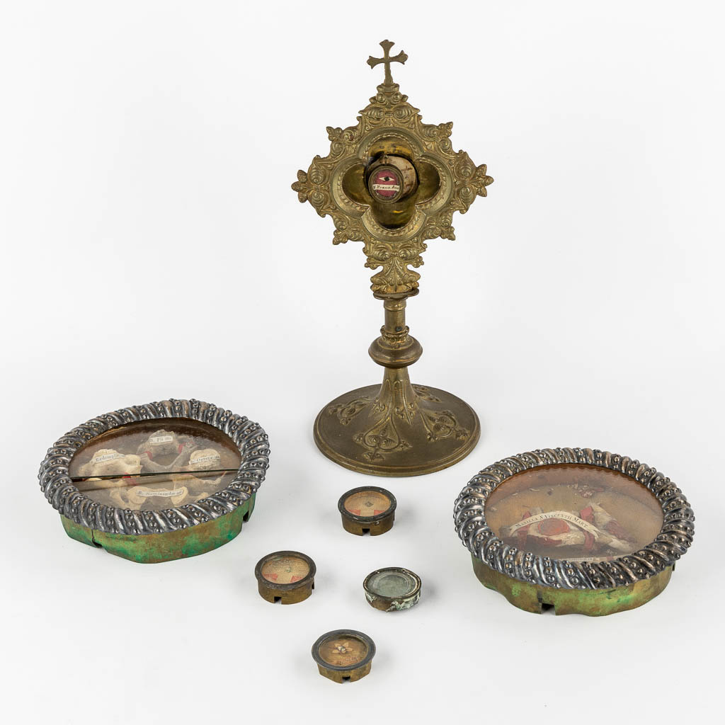 A reliquary monstrance and 6 theca, Francis Xavier, Saint Vincent Martyr, Saint Stephen, Documents. (H:29 cm)