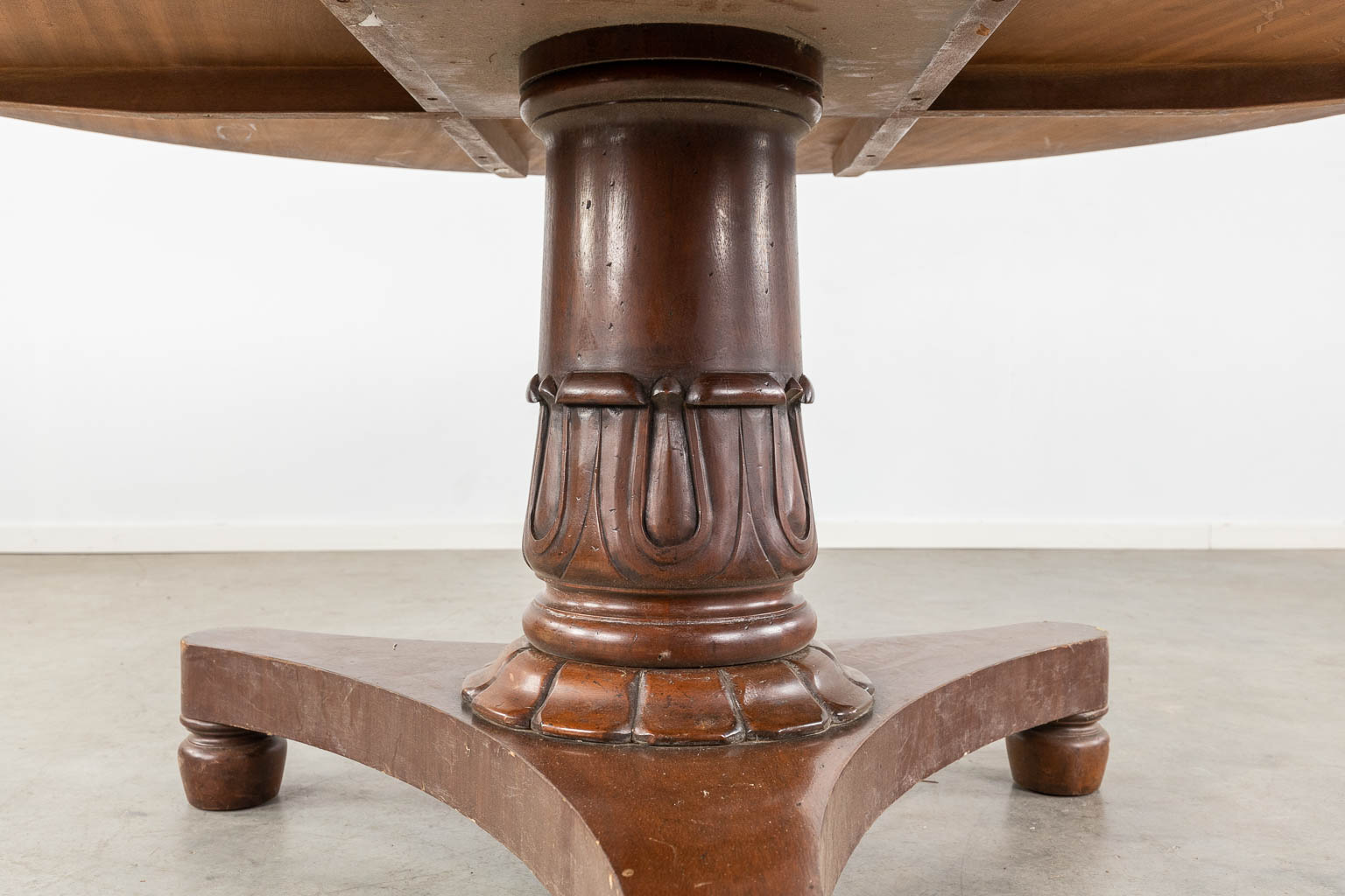 An exceptionally large round table with a marquetry veneer top. (H:77 x D:183 cm)