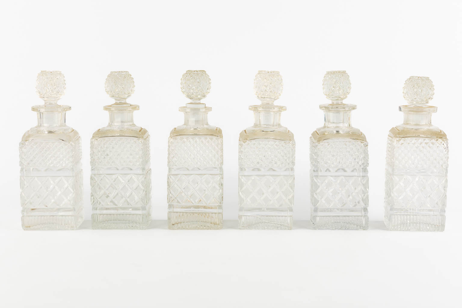 A six-bottle liquor box, root wood veneer and crystal. Circa 1900. (L:18 x W:28 x H:22 cm)