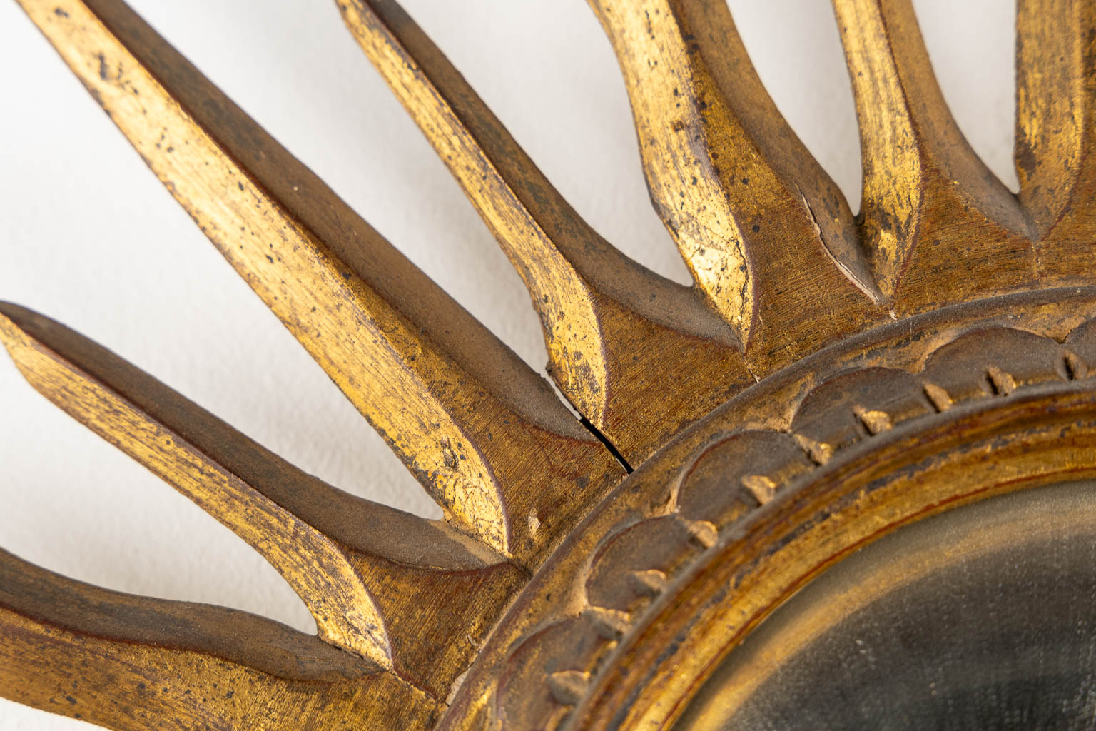 A sunburst mirror, gilt and sculptured wood. (D:66 cm)